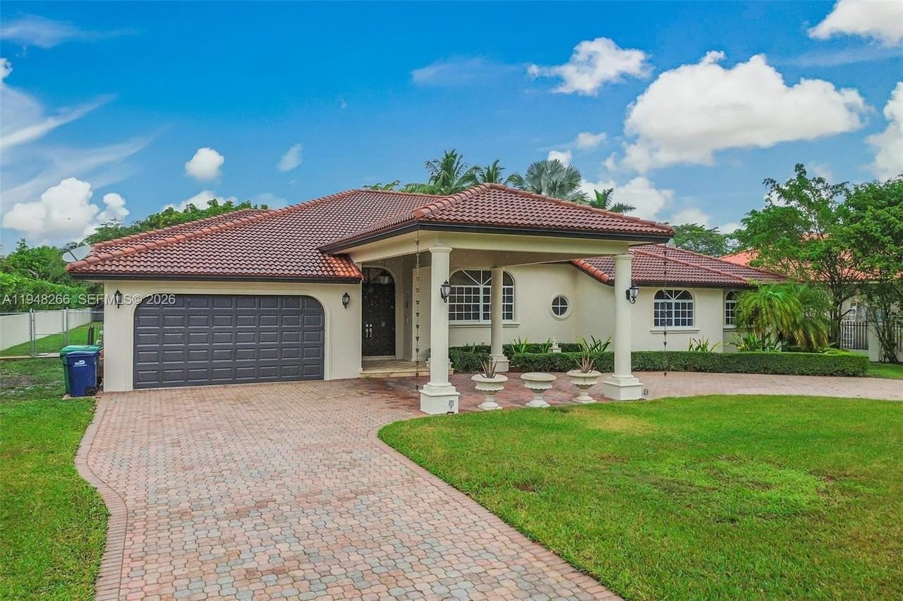 10261 Sw 58th St - Photo 2 of 34