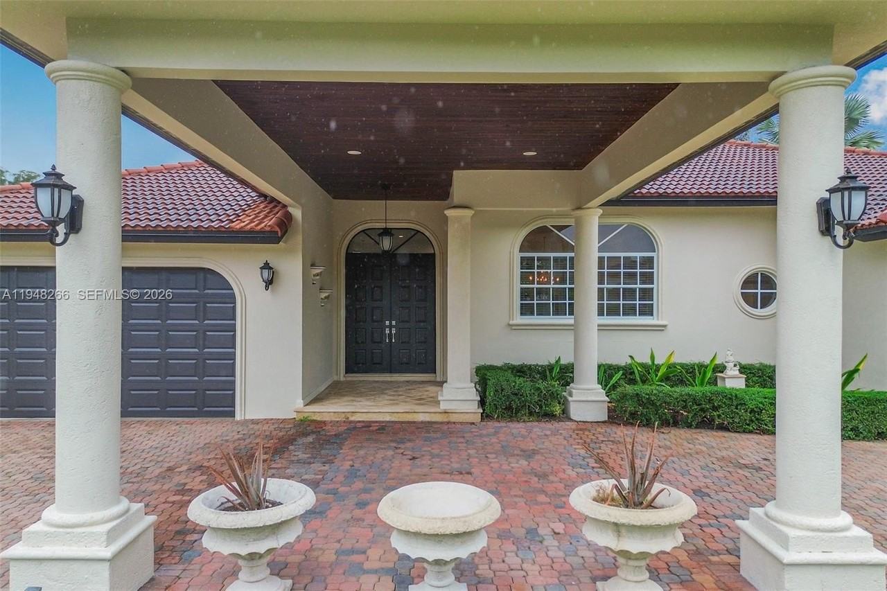 10261 Sw 58th St - Photo 3 of 34