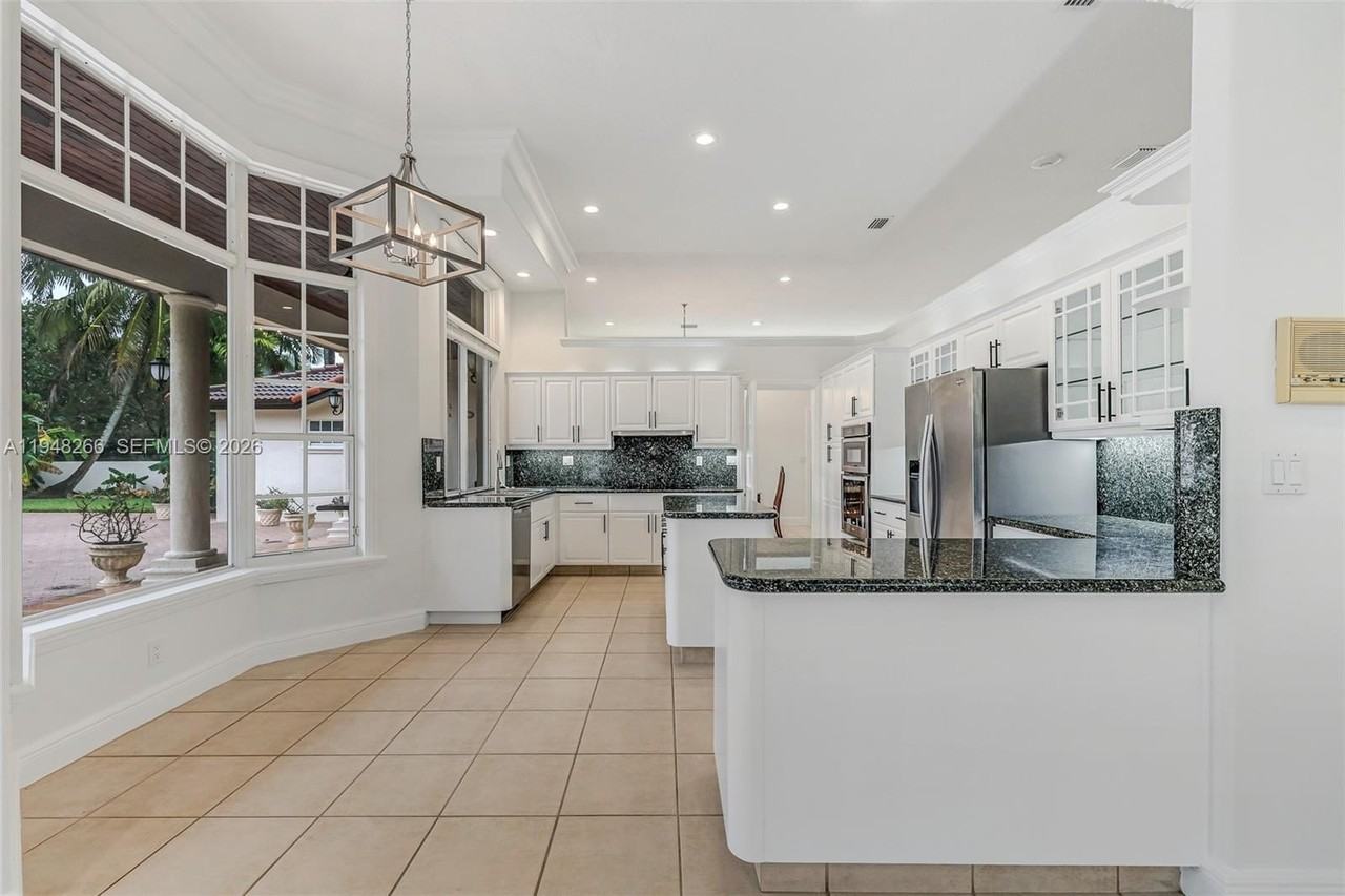 10261 Sw 58th St - Photo 5 of 34