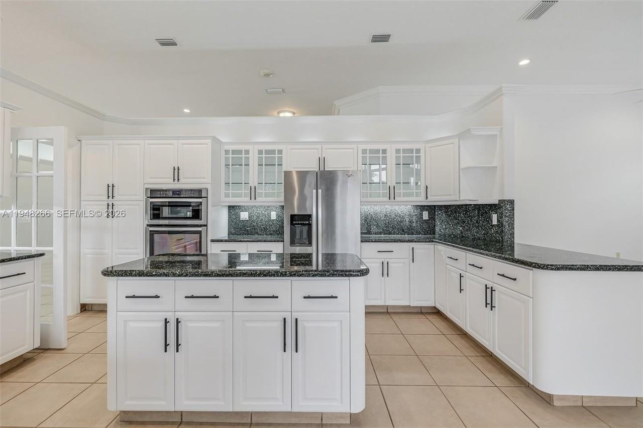 10261 Sw 58th St - Photo 7 of 34