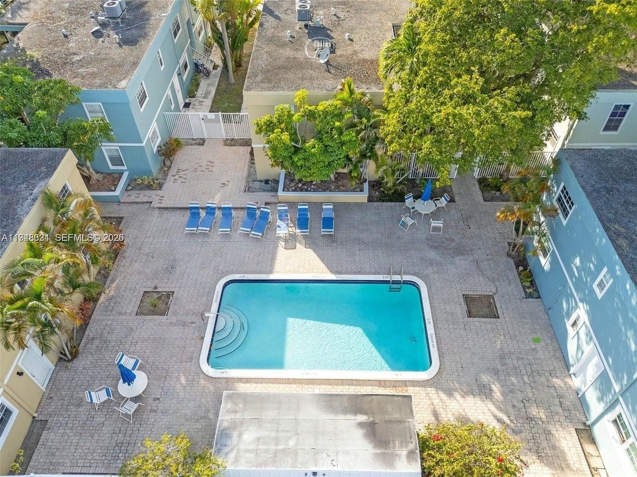 320 Se 10th Ave #D - Photo 2 of 12