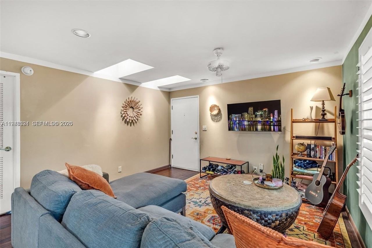 320 Se 10th Ave #D - Photo 3 of 12