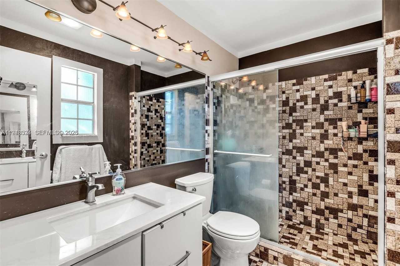 320 Se 10th Ave #D - Photo 4 of 12