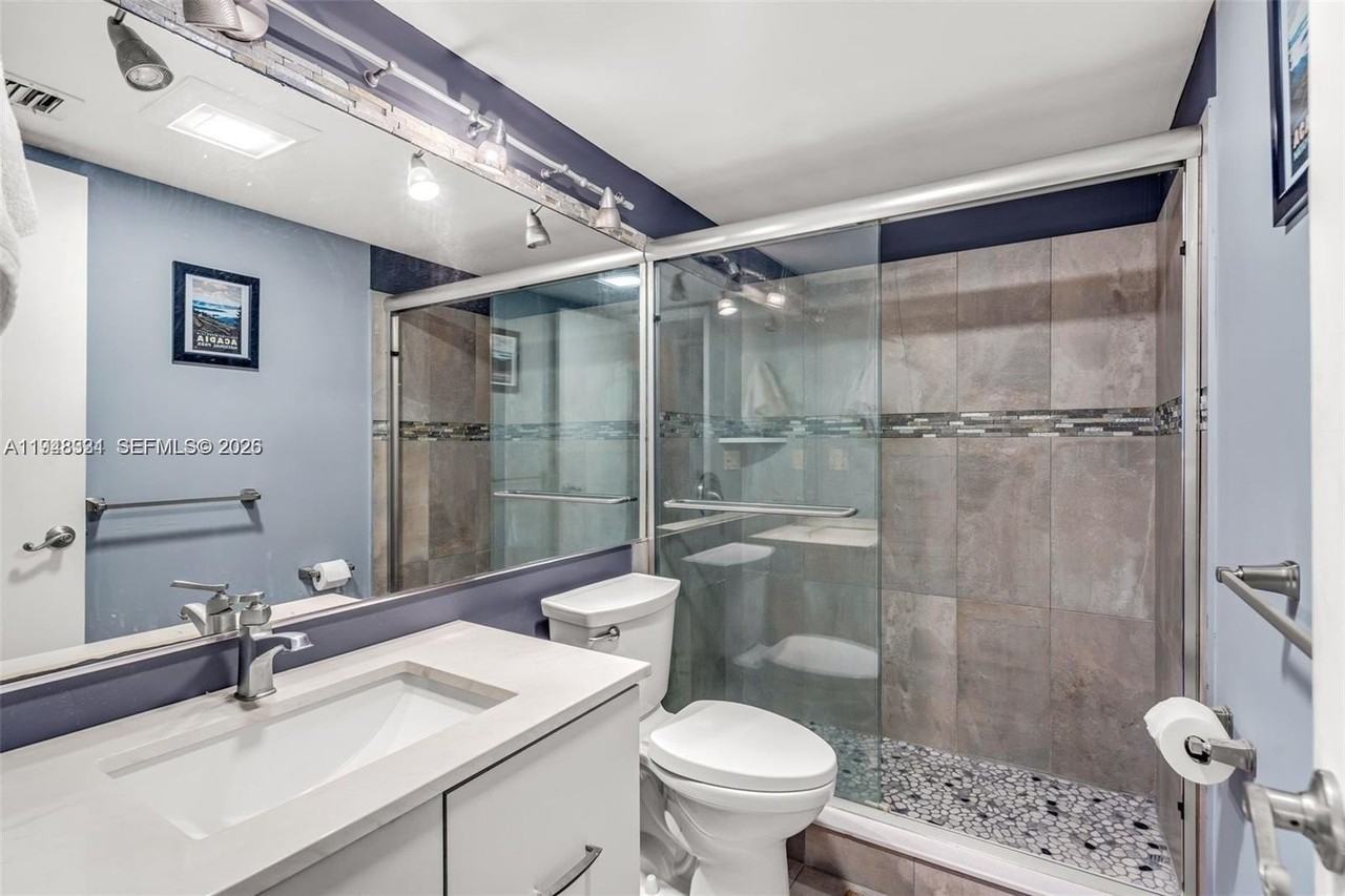 320 Se 10th Ave #D - Photo 5 of 12