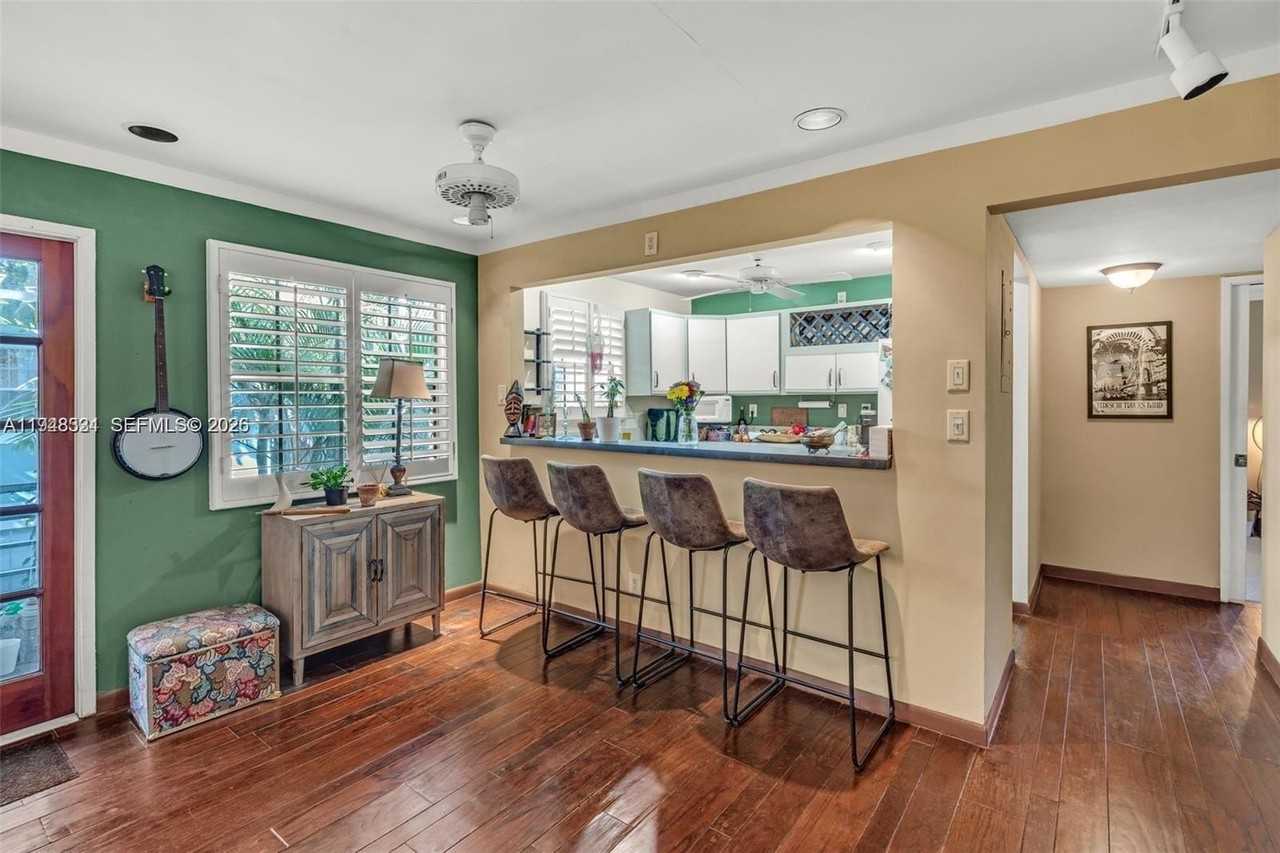 320 Se 10th Ave #D - Photo 7 of 12