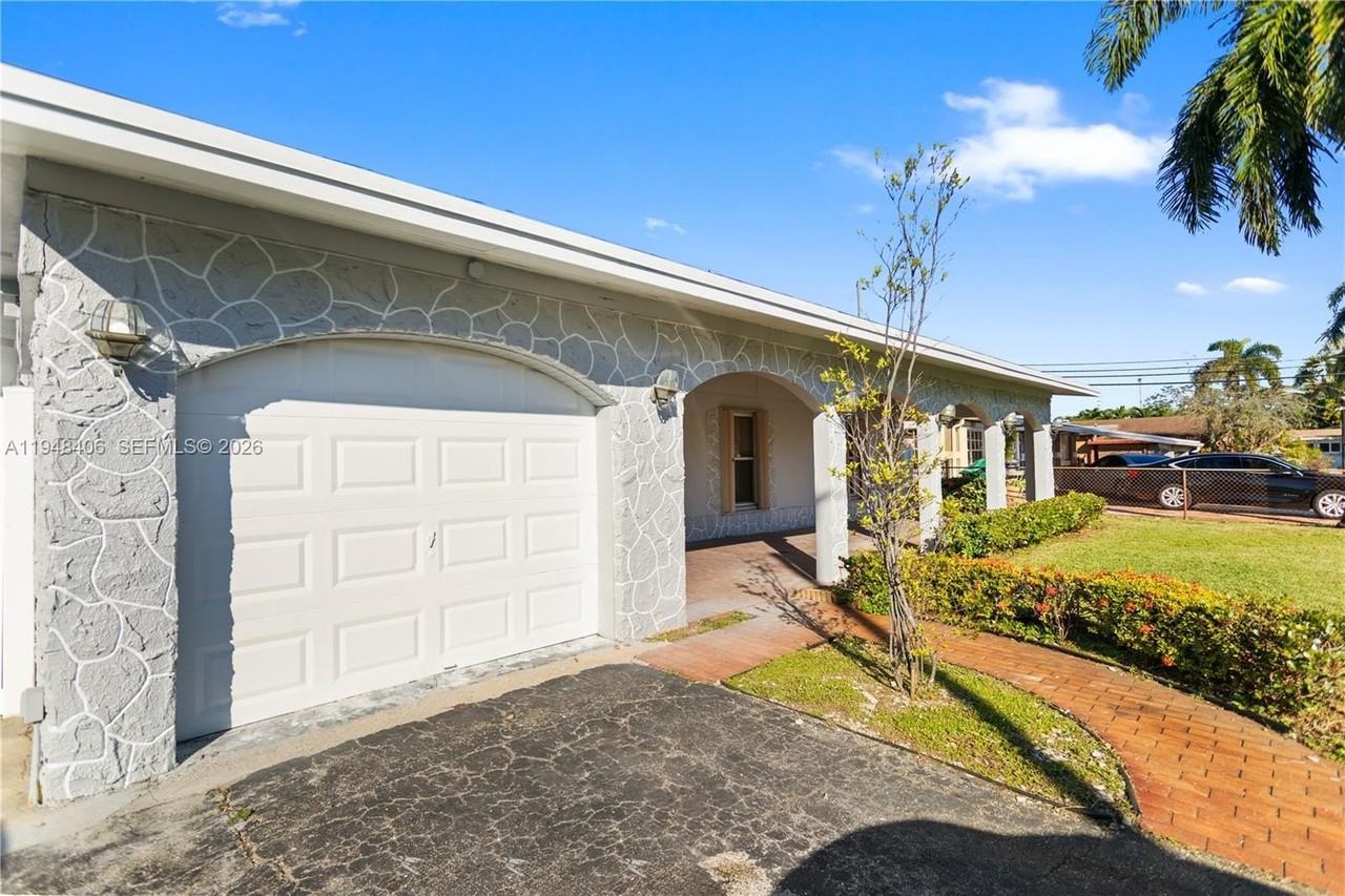 3521 Nw 18th Pl - Photo 4 of 50