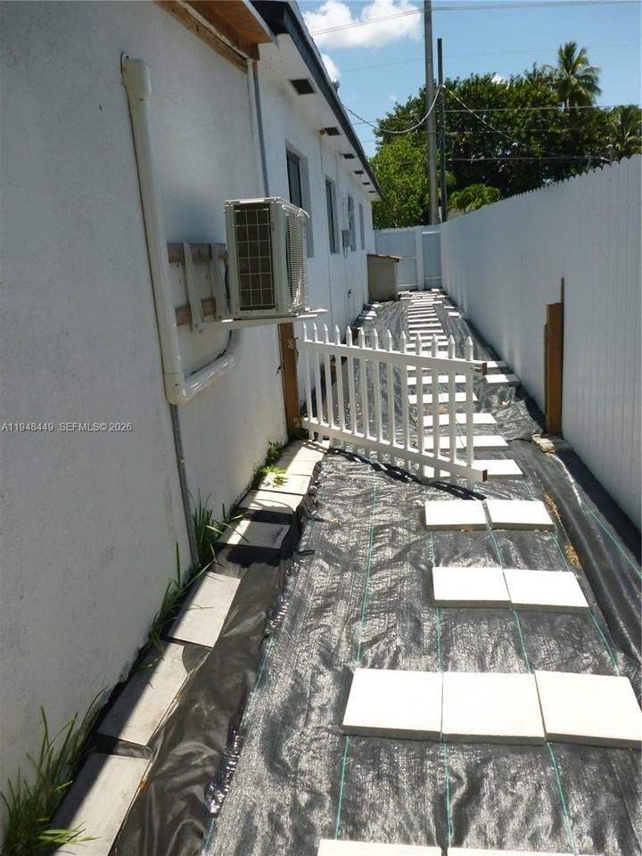 4611 Sw 19th St #1 - Photo 3 of 17