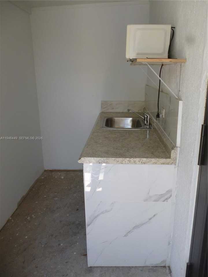 4611 Sw 19th St #1 - Photo 7 of 17