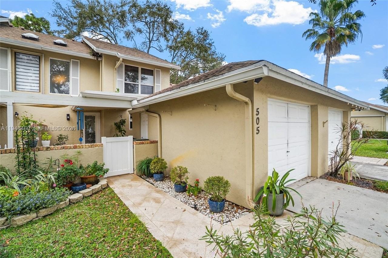 505 Maplewood Dr - Photo 3 of 44