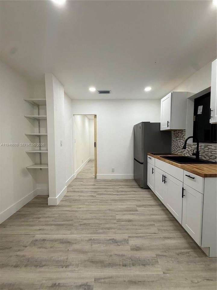 5413 Sw 23rd St #3 - Photo 2 of 8