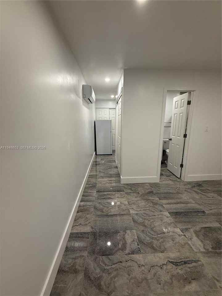 545 Nw 20th St #2 - Photo 4 of 26