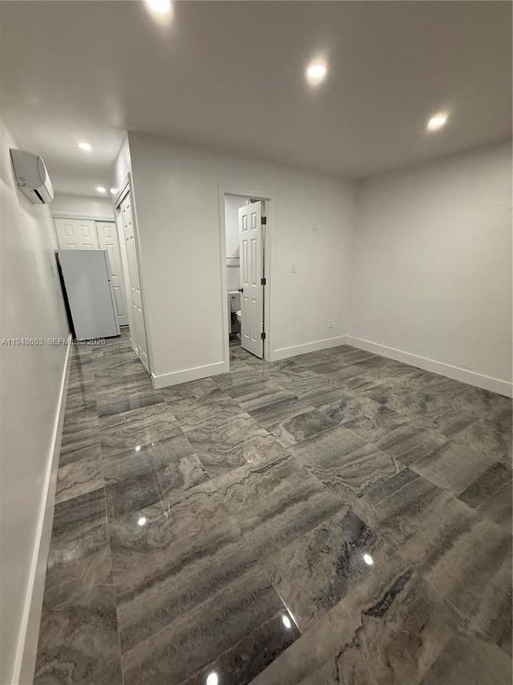 545 Nw 20th St #2 - Photo 5 of 26