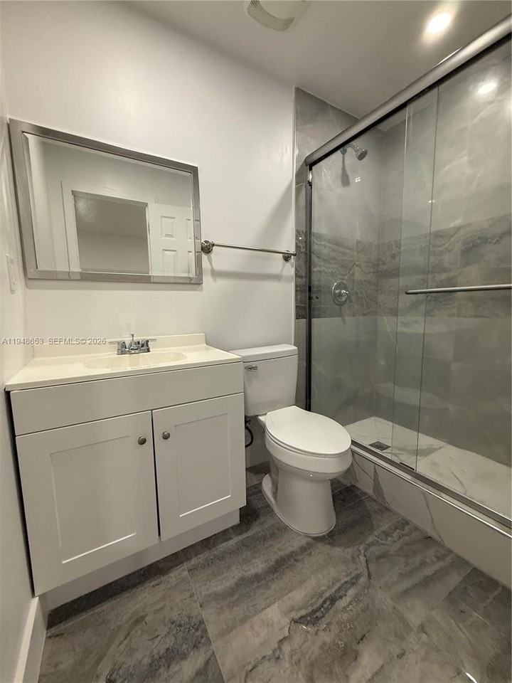 545 Nw 20th St #2 - Photo 6 of 26