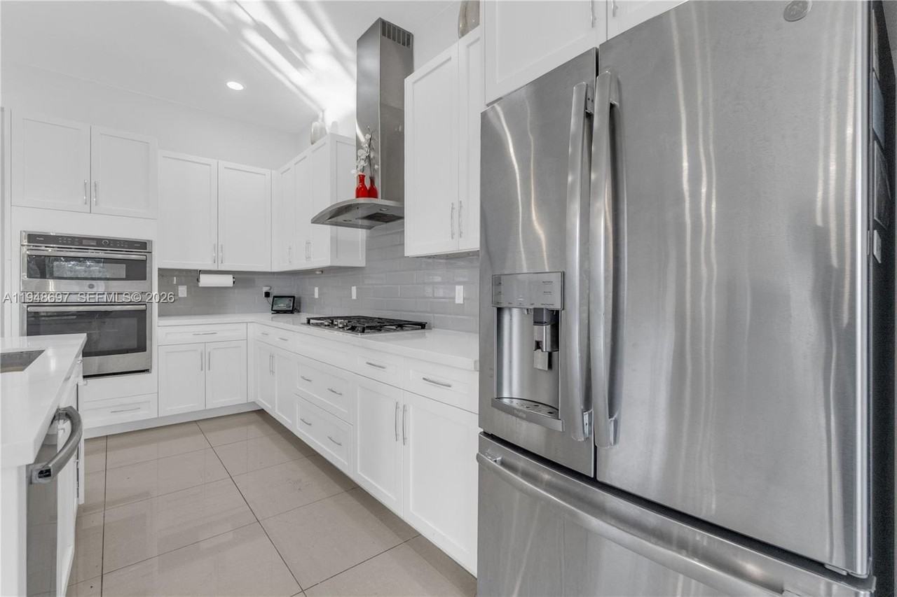 10890 Shore St - Photo 4 of 50