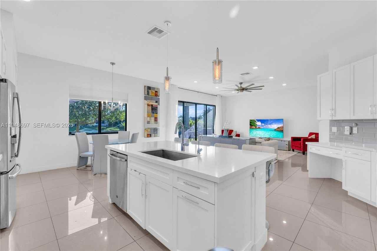 10890 Shore St - Photo 5 of 50