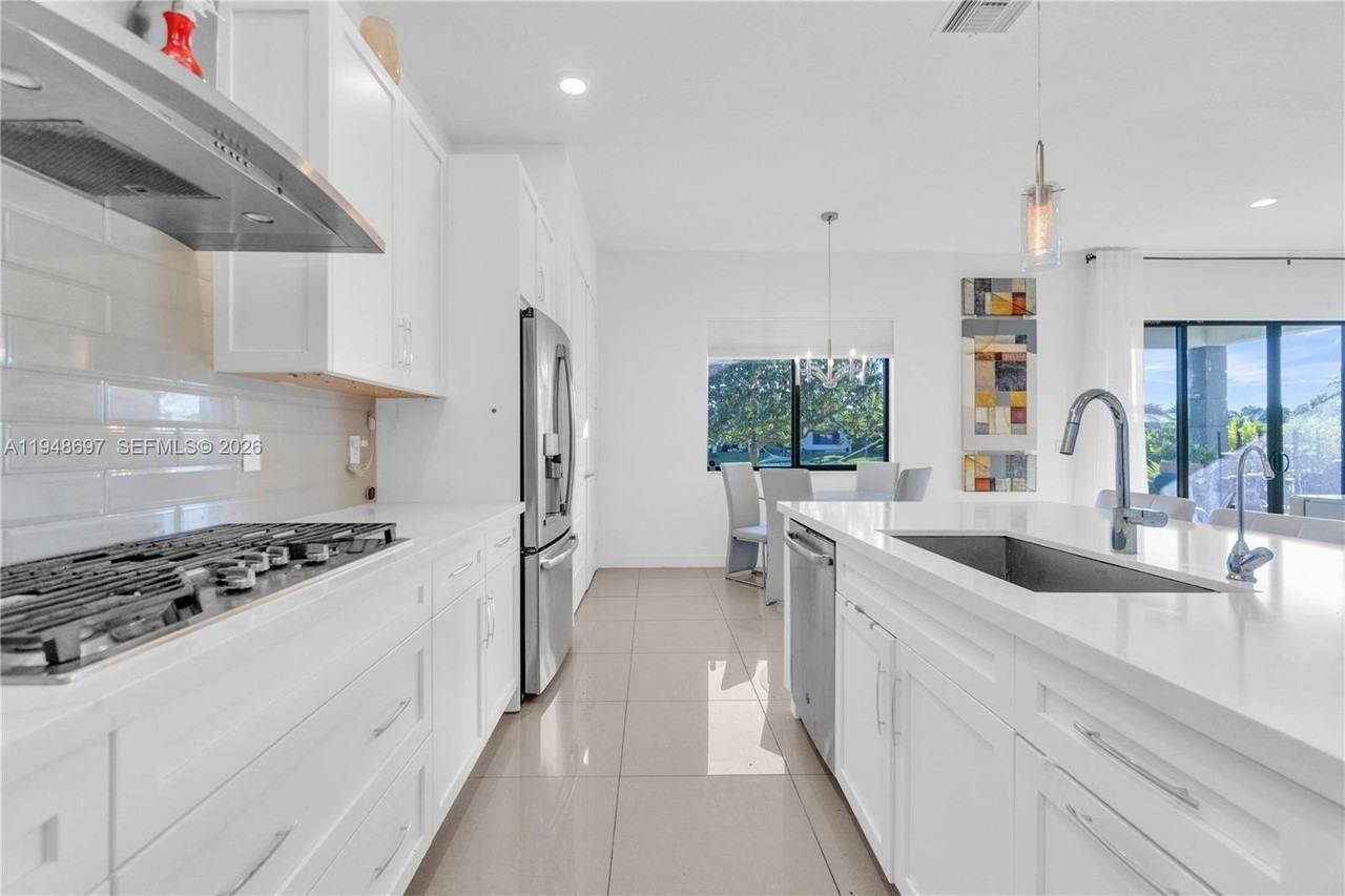 10890 Shore St - Photo 6 of 50