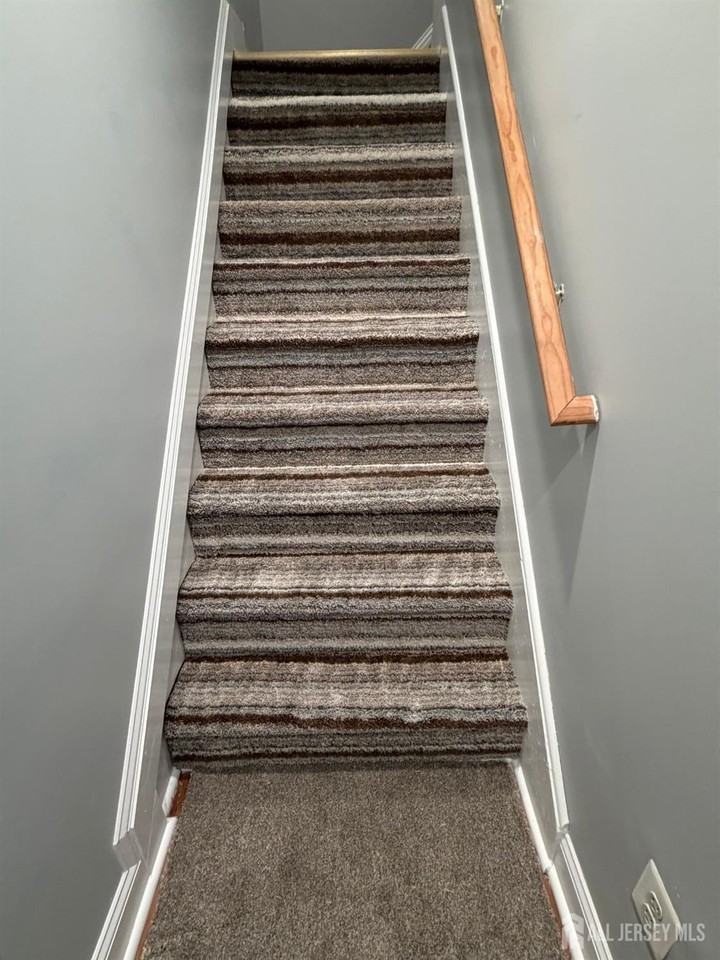 664 Amboy Ave Avenue - Photo 2 of 23