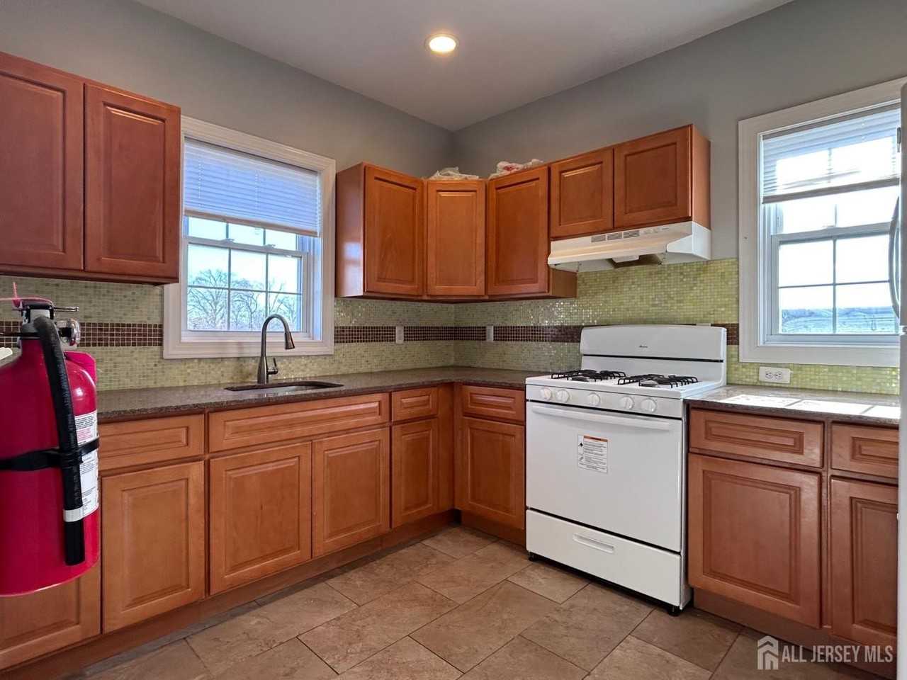 664 Amboy Ave Avenue - Photo 4 of 23