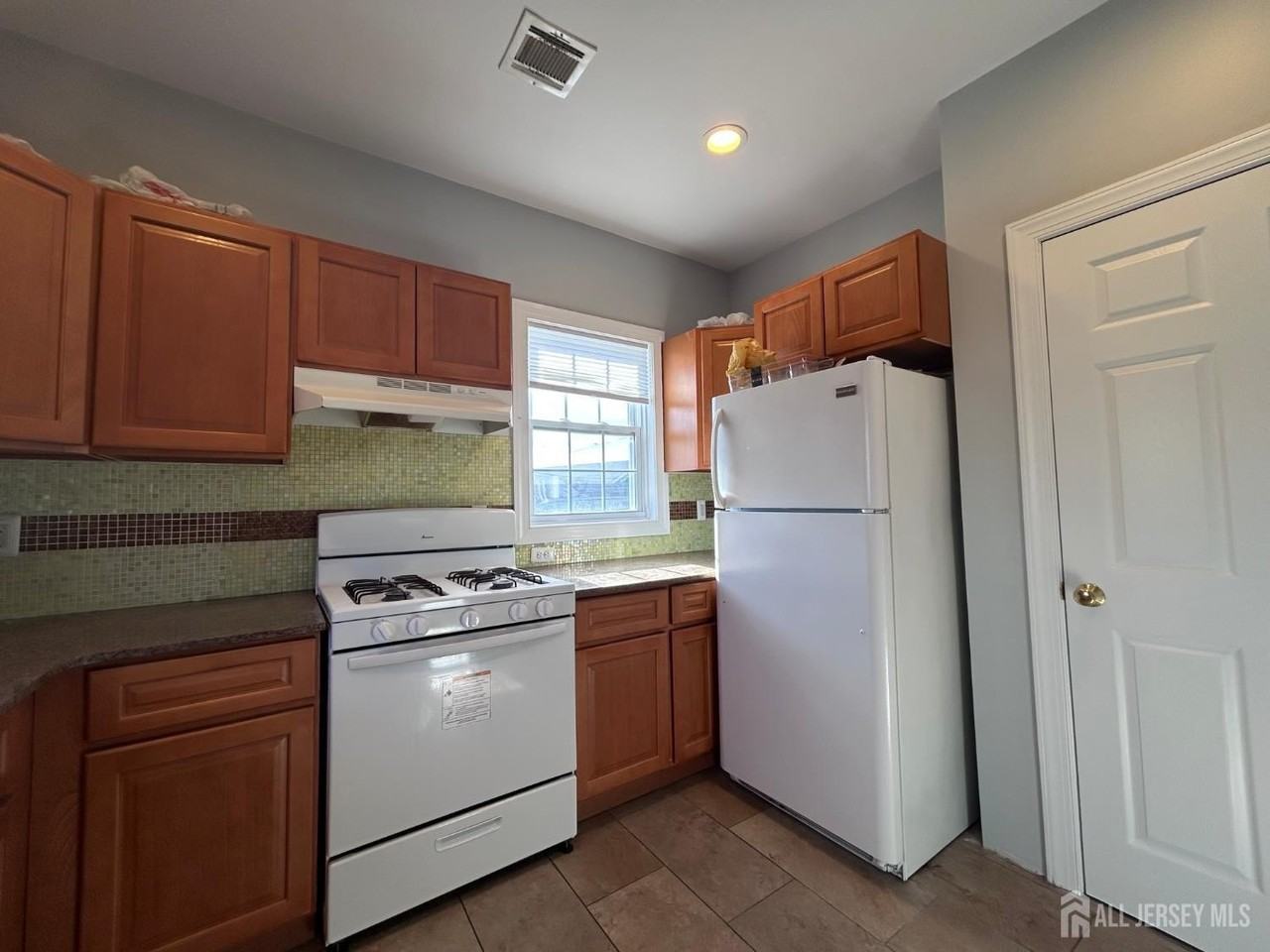 664 Amboy Ave Avenue - Photo 5 of 23