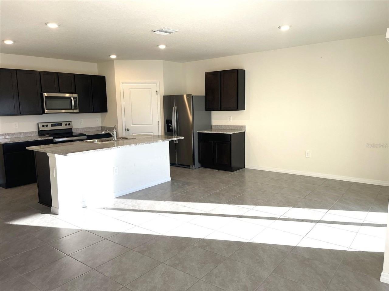 17210 Reserva Dr - Photo 4 of 20