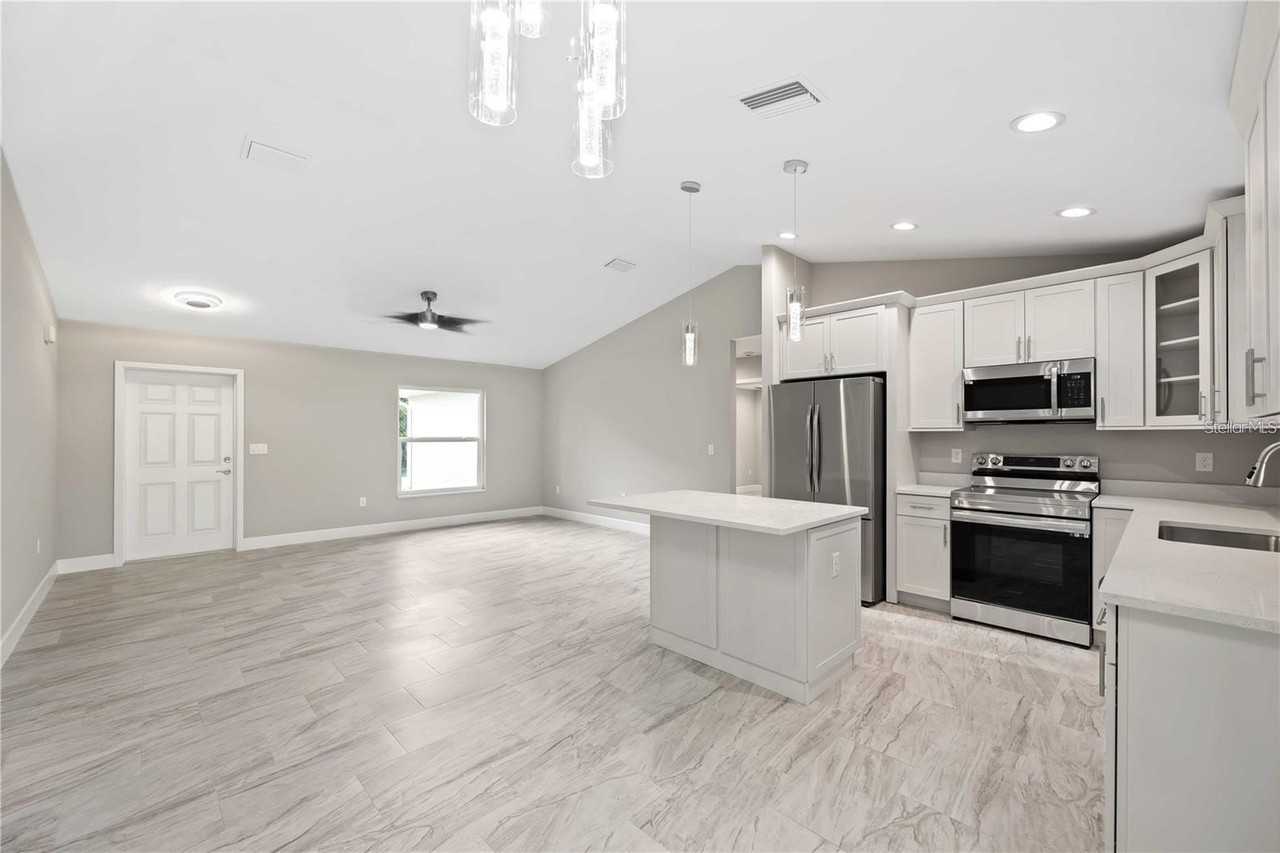 1633 Waldorf Dr - Photo 2 of 14