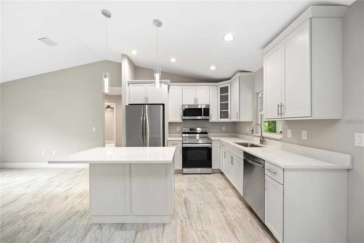 1633 Waldorf Dr - Photo 3 of 14