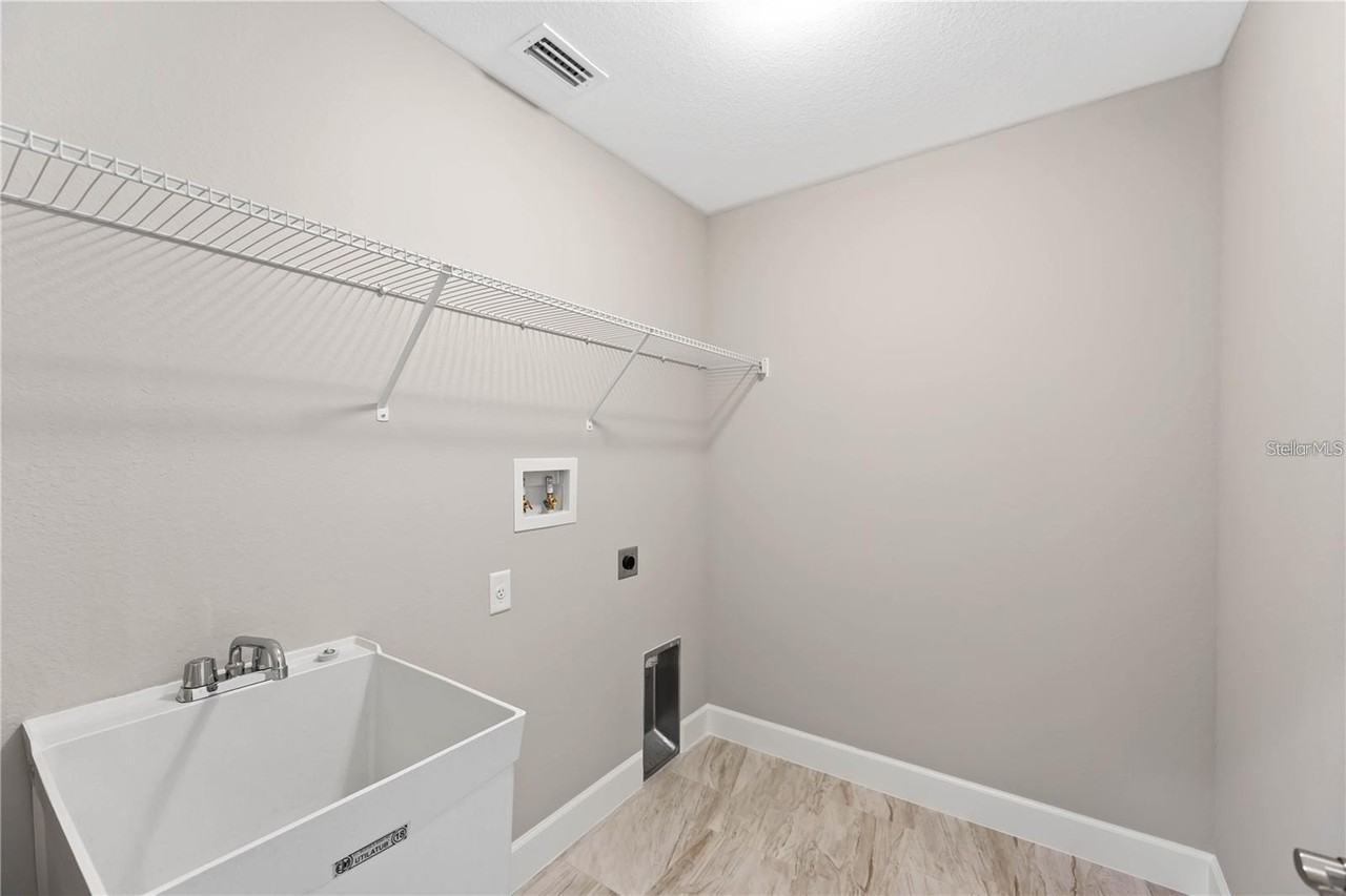 1633 Waldorf Dr - Photo 4 of 14