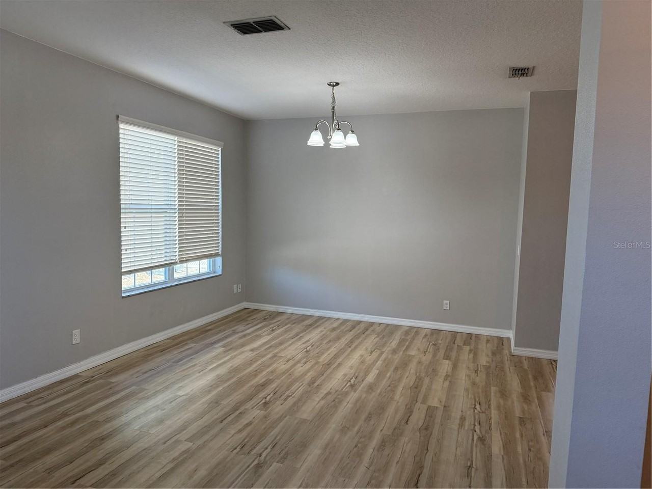 10032 Lenox St - Photo 3 of 39