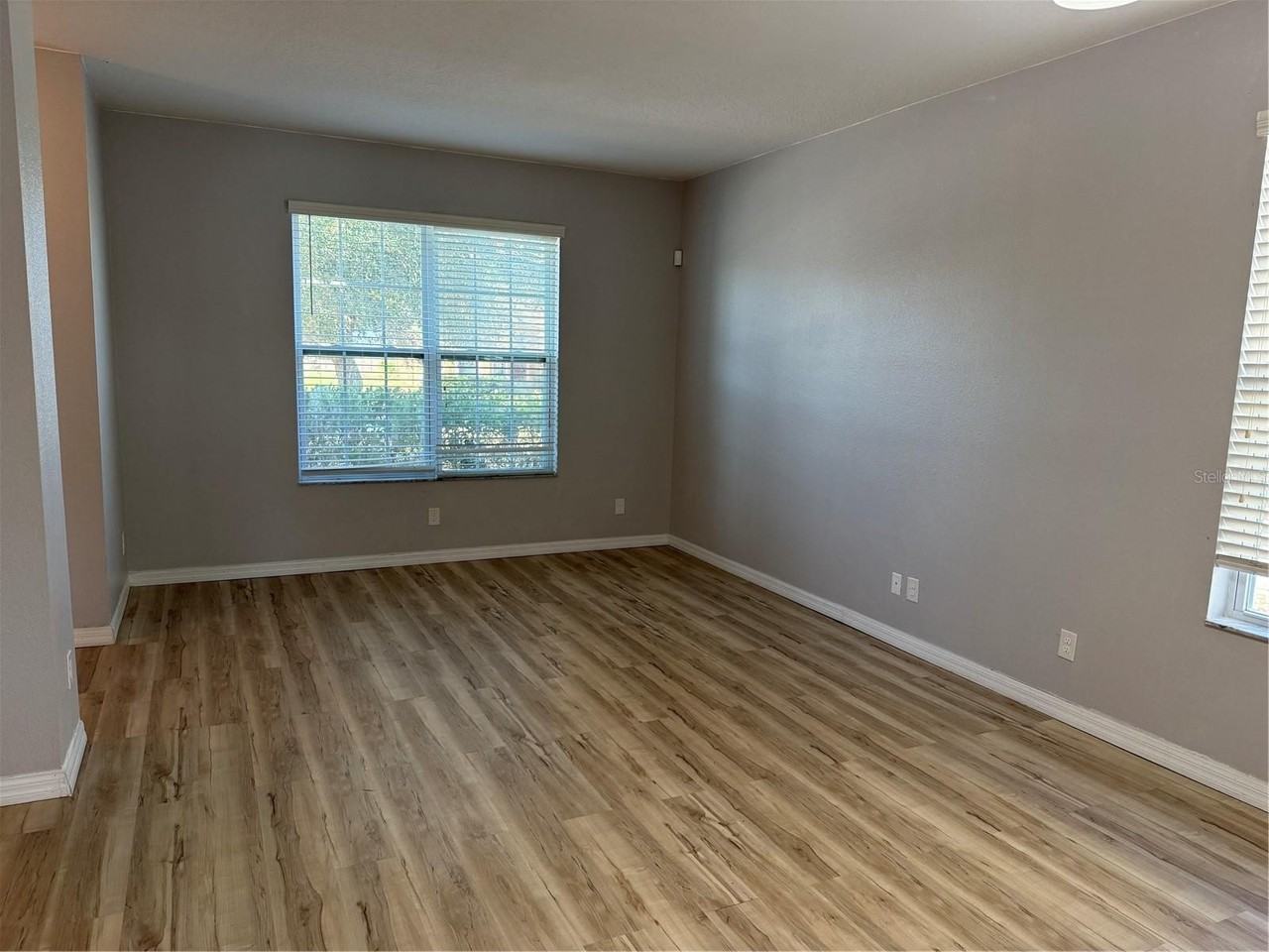 10032 Lenox St - Photo 4 of 39