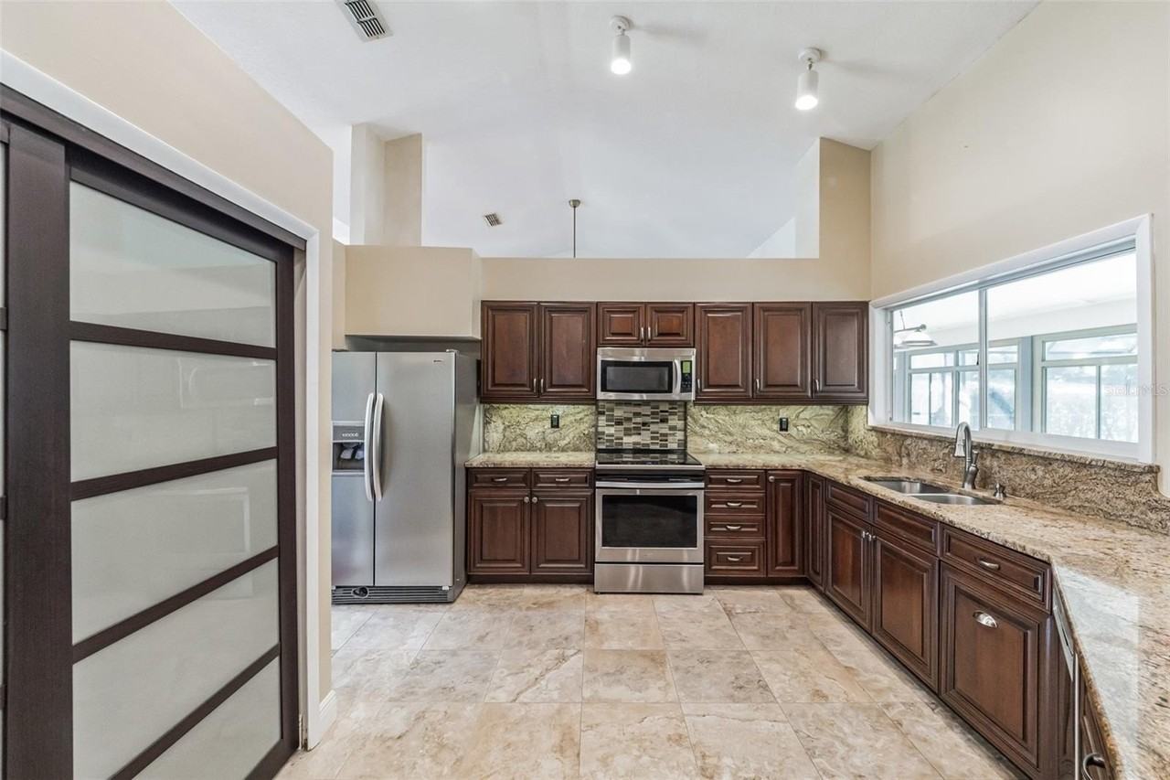 109 Estates Cir - Photo 7 of 40