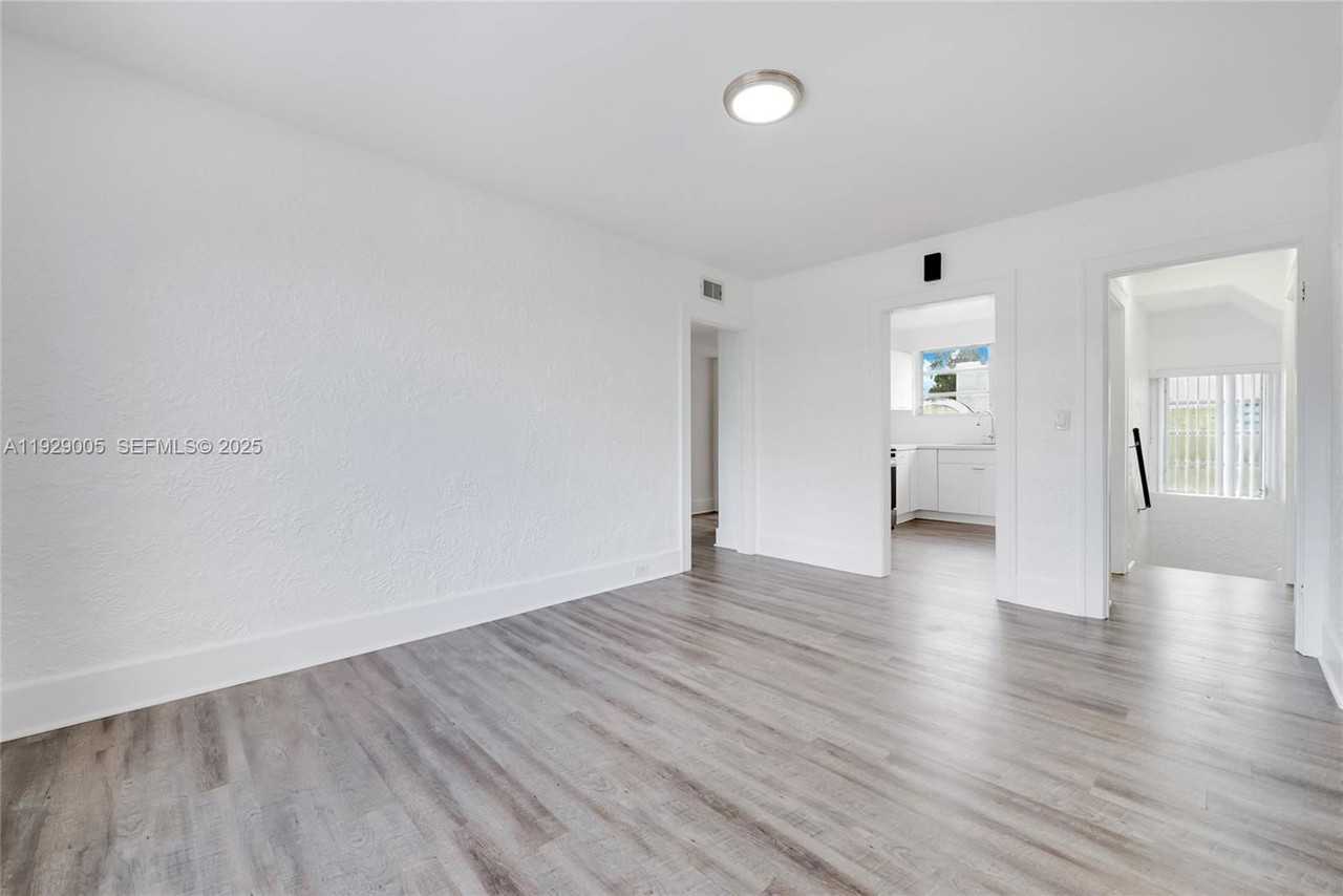 1736 Sw 9th St - Photo 4 of 8