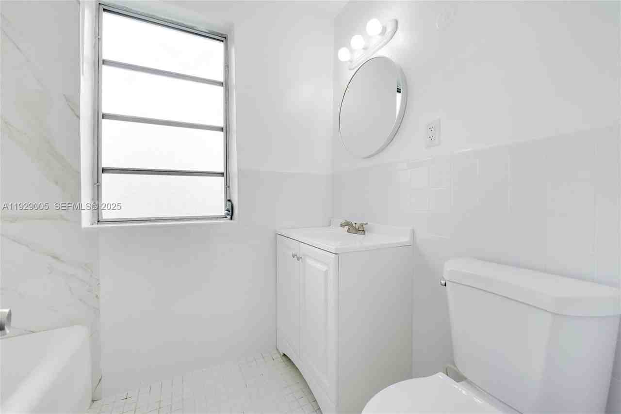 1736 Sw 9th St - Photo 7 of 8