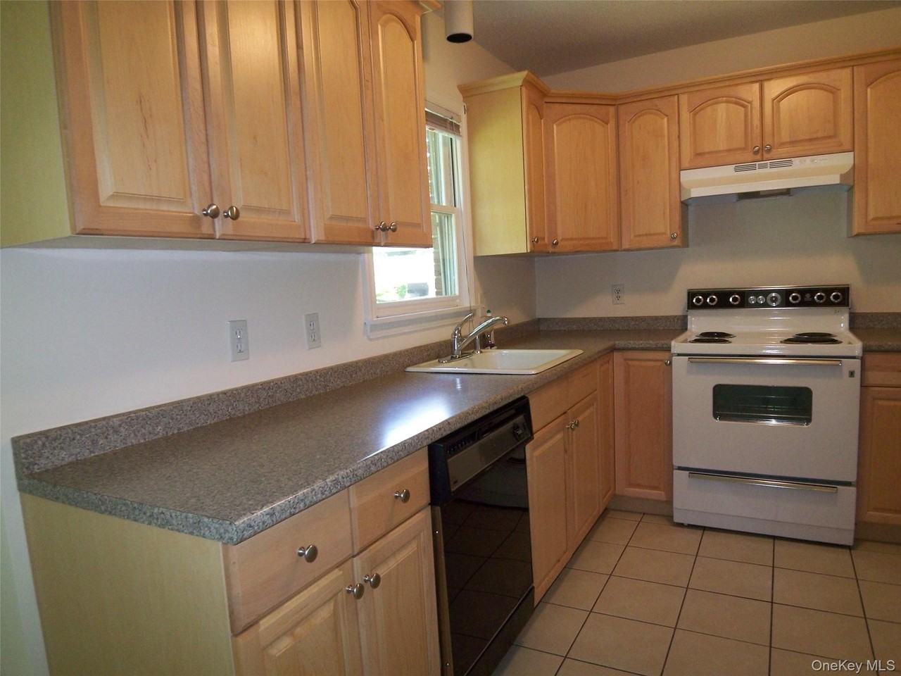 180 Heritage Hls Unit E #E - Photo 4 of 10