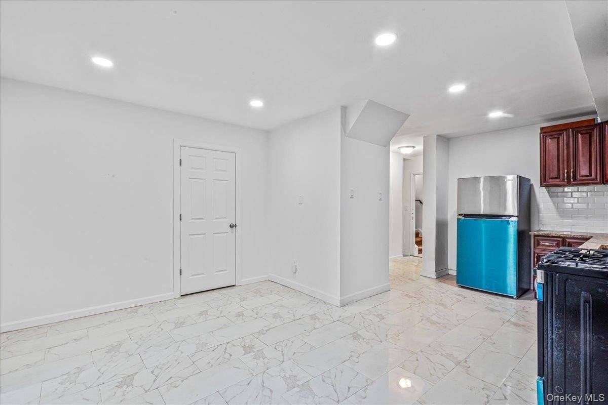 953A E 217th Street unit: Duplex(1Stfl+2Ndfl) - Photo 3 of 21