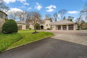 featured image of 121 Piping Rock Rd