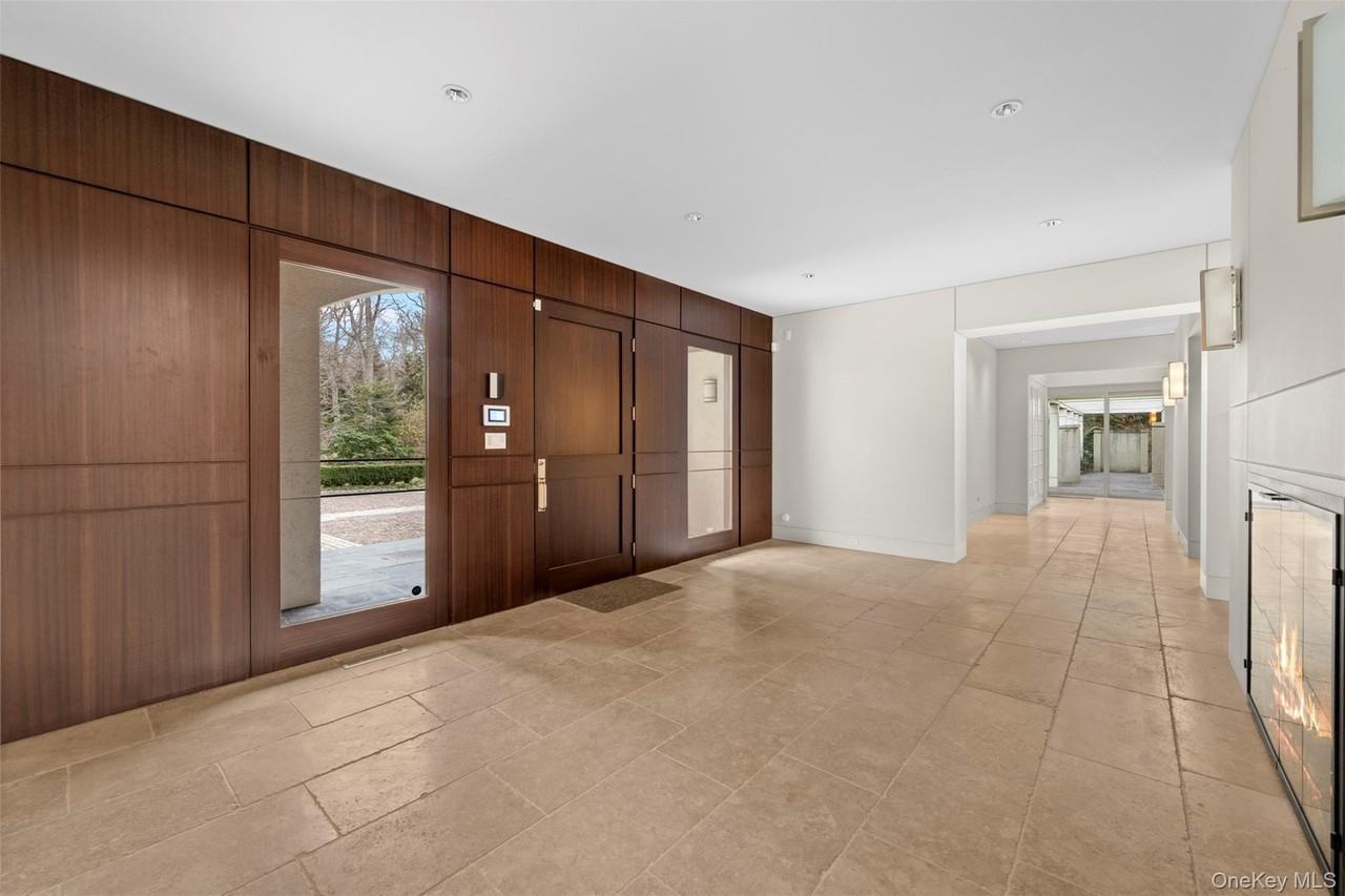 121 Piping Rock Rd - Photo 2 of 14