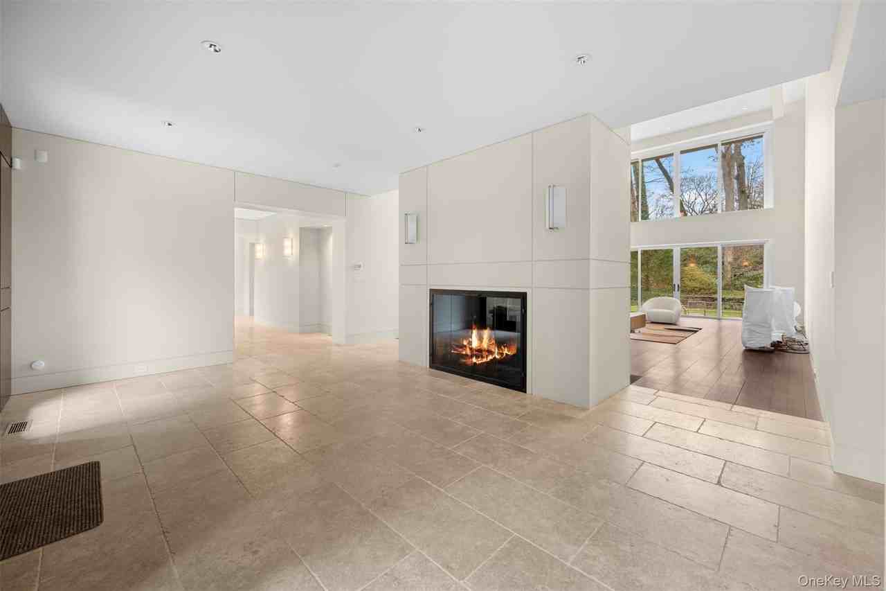 121 Piping Rock Rd - Photo 3 of 14