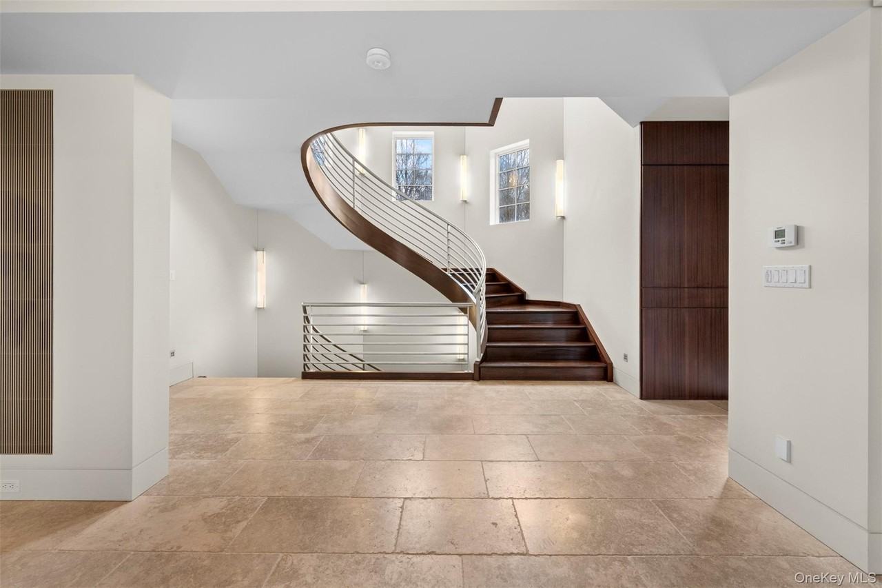 121 Piping Rock Rd - Photo 4 of 14