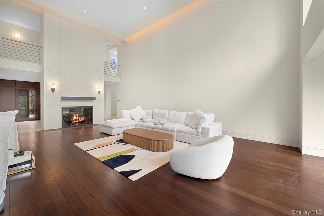 121 Piping Rock Rd - Photo 5 of 14