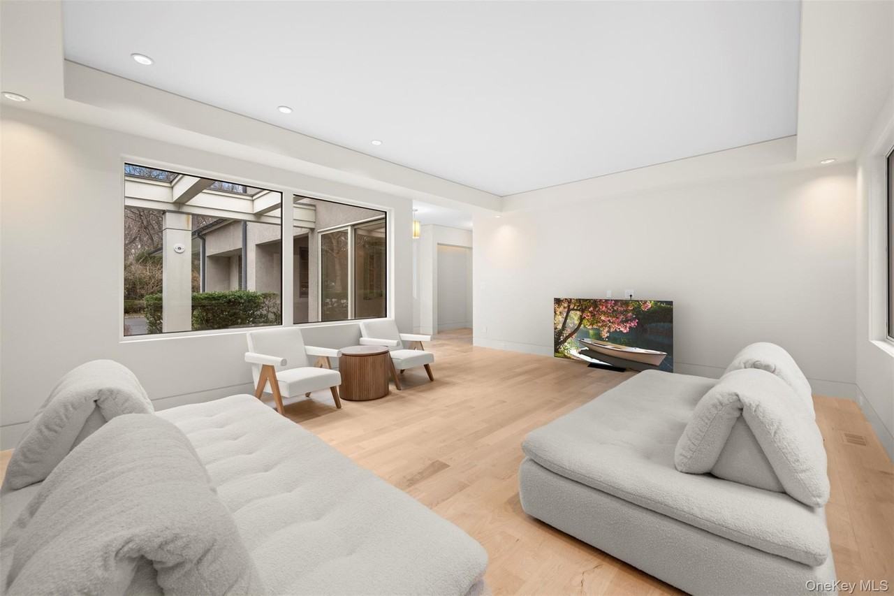 121 Piping Rock Rd - Photo 6 of 14