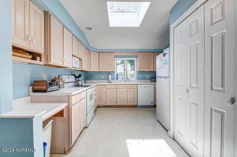 419 Jersey Ave - Photo 7 of 32