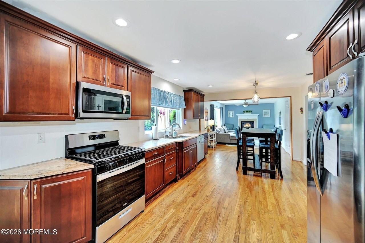 855 Derry Dr - Photo 7 of 47