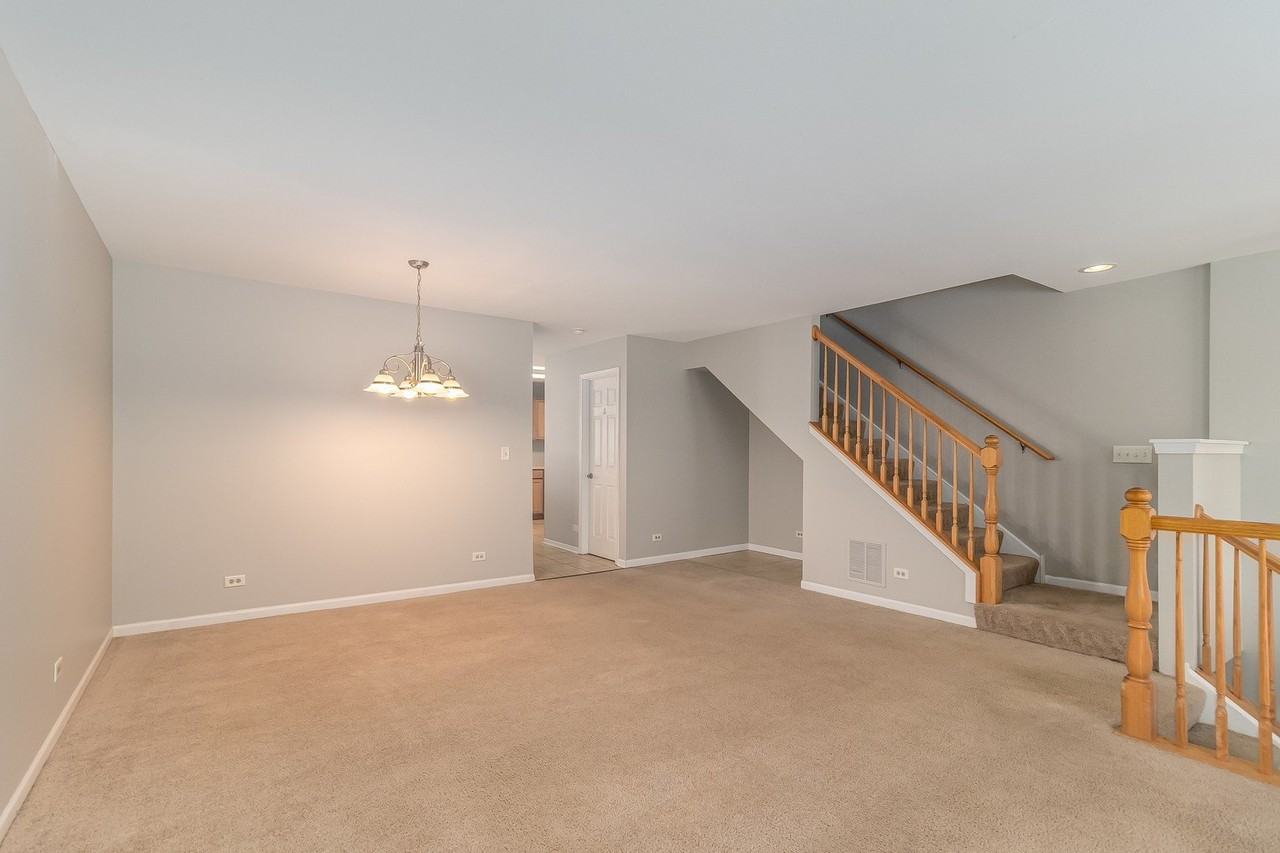 520 Lincoln Station Dr - Photo 2 of 23