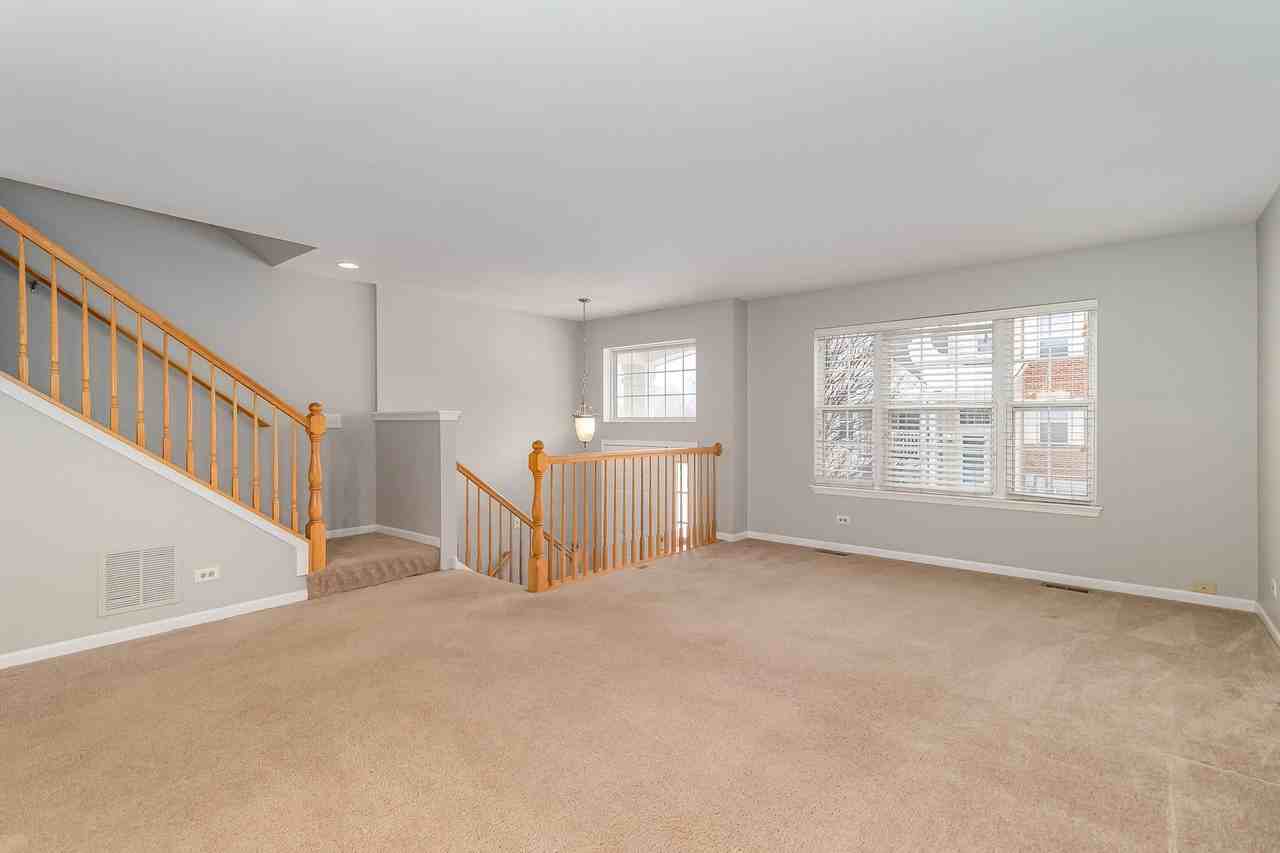 520 Lincoln Station Dr - Photo 3 of 23