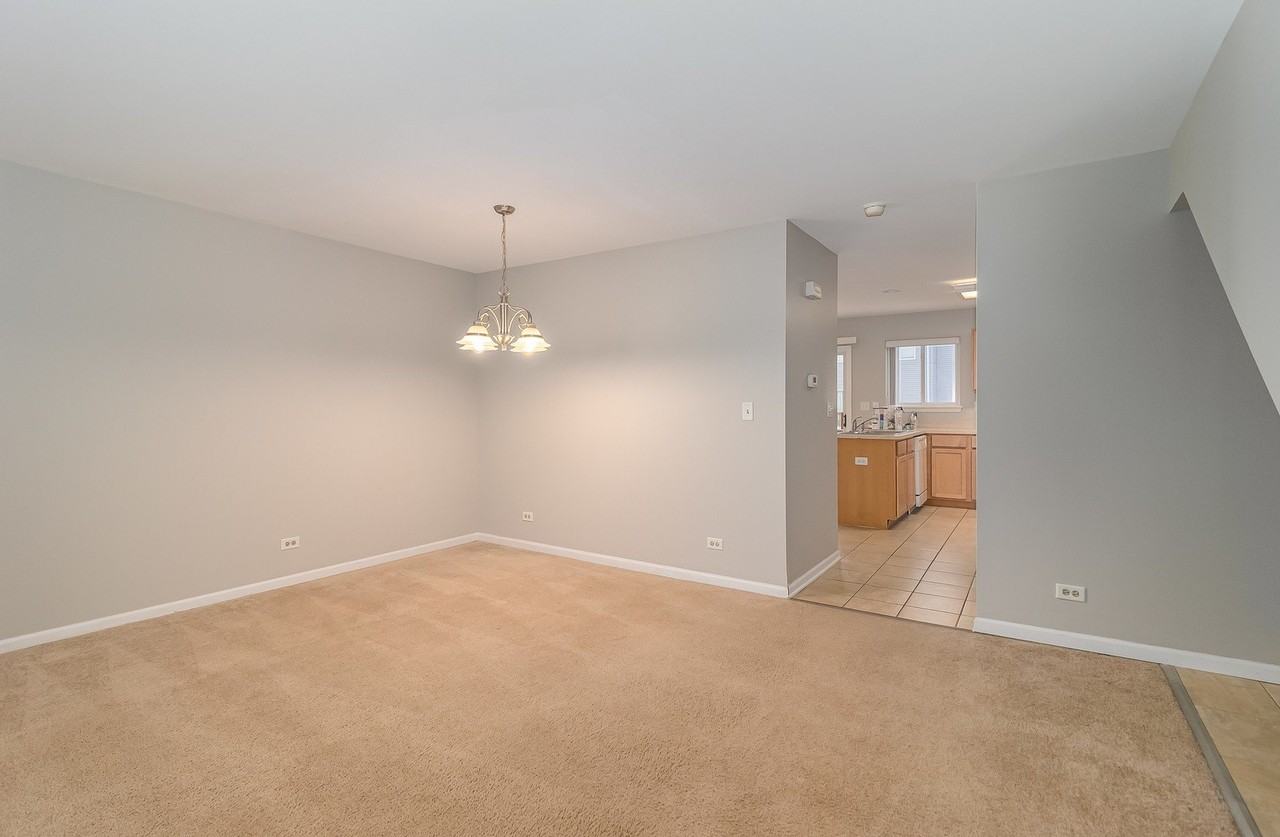 520 Lincoln Station Dr - Photo 4 of 23