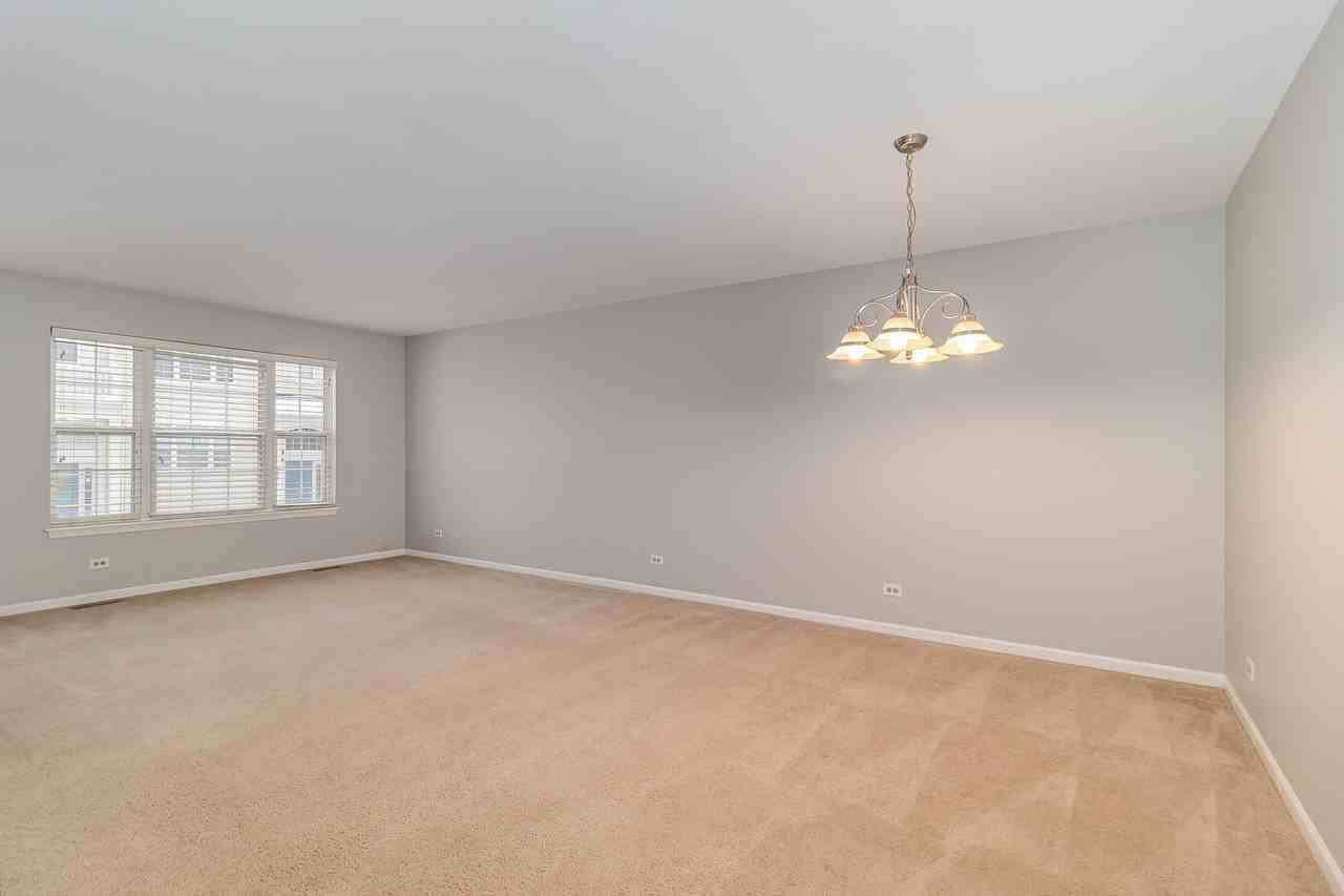 520 Lincoln Station Dr - Photo 5 of 23