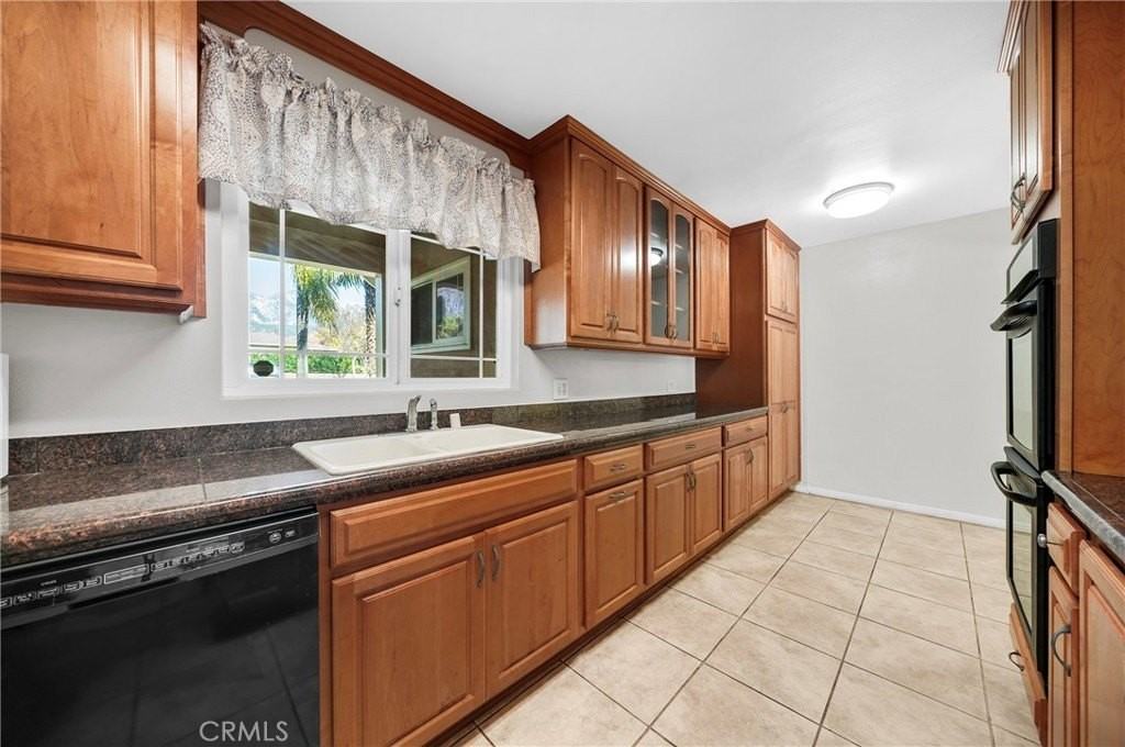 386 W 16th St - Photo 4 of 28