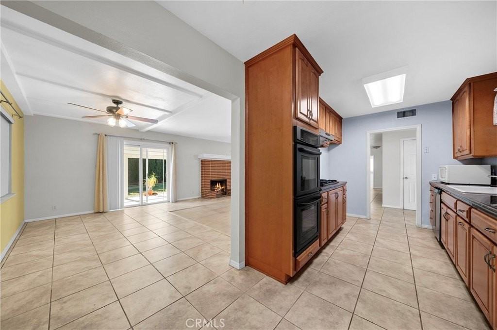 386 W 16th St - Photo 5 of 28