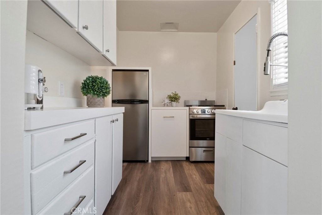 215 29th St #B - Photo 6 of 20