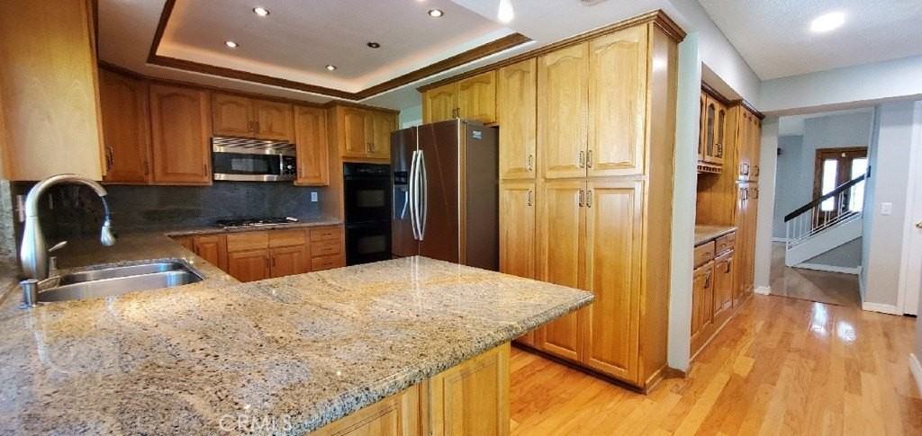 188 S Shattuck Pl - Photo 4 of 9